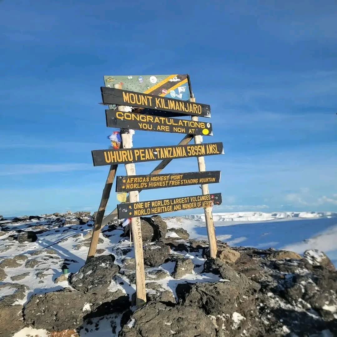 Rótulo de Uhuru Peak, 5,895 m, el punto más alto de África