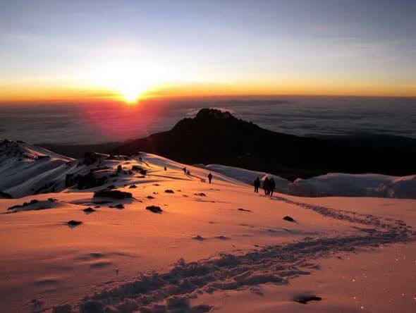 Amanecer en la subida a la cumbre del Kilimanjaro