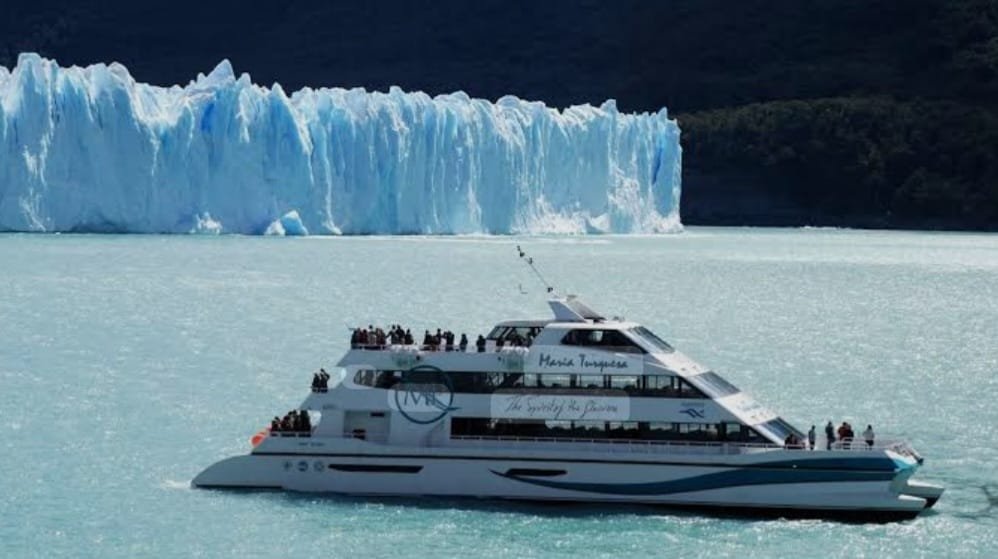 Catamarán frente a la pared del glaciar Perito Moreno