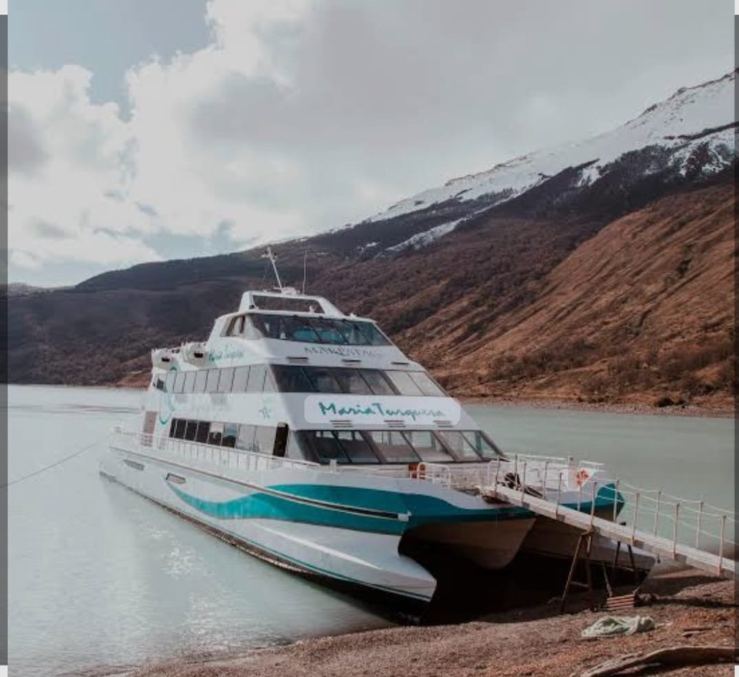 El catamarán María Turquesa atracado en la orilla