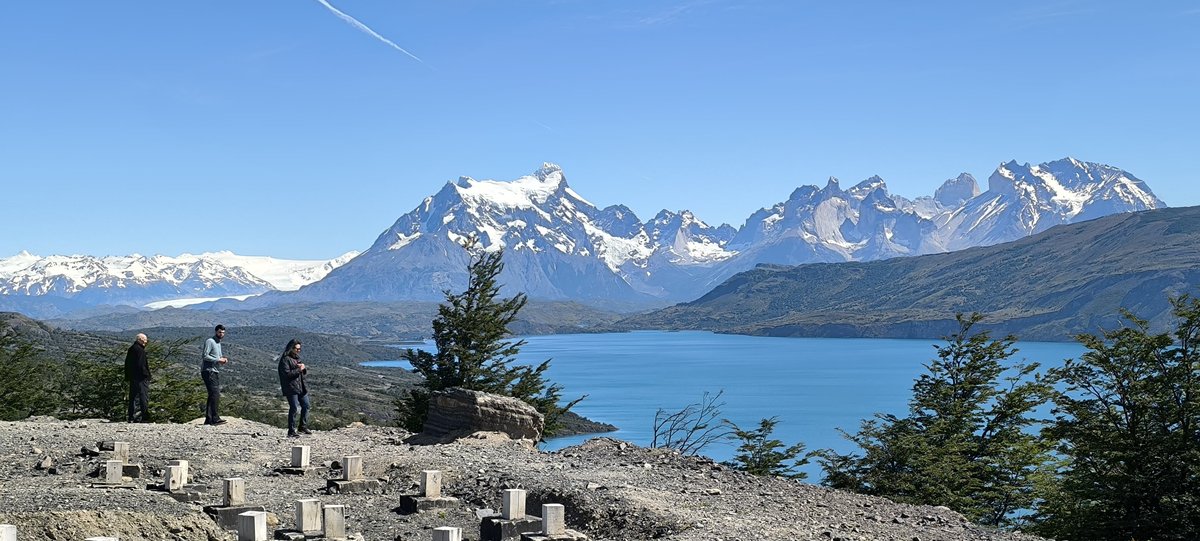 Mirador sobre el lago Pehoé con el macizo Paine al fondo