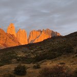 Las Torres del Paine iluminadas al amanecer